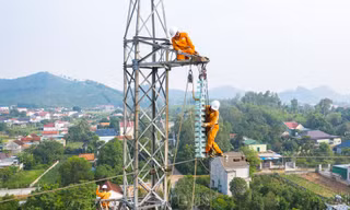 Nước đổ về hồ chứa thấp, truyền tải điện miền Bắc căng thẳng