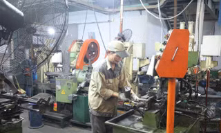 Nhiều doanh nghiệp lĩnh vực công nghiệp hỗ trợ ở Hà Nội đang gặp nhiều khó khăn về vốn do tác động của dịch COVID-19 kéo dài. Ảnh: Như Ý