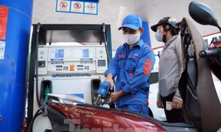 'Hỏa tốc' lùi ngày điều chỉnh giá xăng dầu