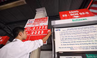 Xăng E5 RON92 có giá bán lẻ mới 20.231 đồng/lít từ 15h hôm nay. Ảnh: Như Ý