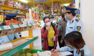 Lực lượng quản lý thị trường xử phạt cửa hàng bán hàng cao hơn giá niêm yết
