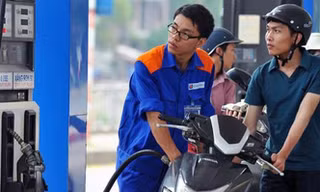 Với mức tăng 300 đồng/lít, giá bán lẻ tối đa của xăng E5 RON92 lên 19.911 đồng/lít 