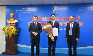 Lãnh đạo Tập đoàn VNPT trao quyết định cho ông Nguyễn Nam Long (đứng giữa)