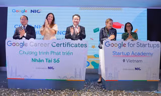 Đại diện Google và Trung tâm Đổi mới sáng tạo Quốc gia công bố chương trình hỗ trợ các sinh viên và doanh nghiệp tại Việt Nam ngày 15/7