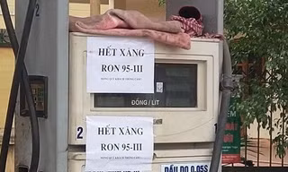 Một cây xăng ở Hà Nội thông báo hết xăng RON 95