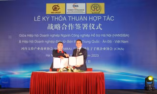 Ông Nguyễn Hoàng, Chủ tịch Hiệp hội Hansiba/ Chủ tịch điều hành Tập đoàn N&G Group cùng Ông Yang Shu Cheng, Chủ tịch Hiệp hội CMA thực hiện ký và trao thoả thuận hợp tác trong sự kiện 