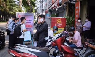 Khách hàng đua nhau mua pháo hoa ở TP.HCM