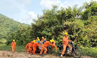 Công nhân Điện lực Quảng Ninh huy động nhân lực khắc phục sự cố sét đánh gây hỏng lưới điện các huyện đảo trong thời gian sớm nhất