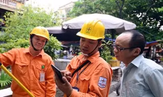 Tổng giám đốc Tổng công ty Điện lực miền Trung đã ra quyết định đình chỉ công tác Phó giám đốc Công ty Điện lực Quảng Bình và Giám đốc Điện lực Đồng Hới sau vụ để xảy ra ghi nhầm số điện
