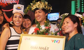 Chủ nhân mới của vòng nguyệt quế 2012 bên người thân Ảnh: Nguyễn Hoài