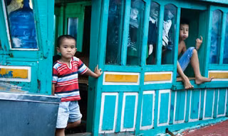Những đứa trẻ thất học, vất vưởng nơi bến cá