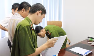 Khám xét nơi làm việc của ông Bình