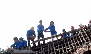 Đoàn viên thanh niên huyện Hải Hậu giúp nhân dân khắc phục hậu quả sau bão Ảnh: Mai Xuân Tùng