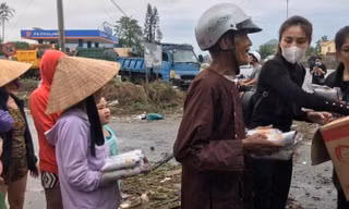 VIDEO: Thủy Tiên ngồi xuồng trao quà cứu trợ cho người dân vùng lũ ở miền Trung