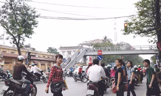 Sinh viên không dùng cầu bộ hành?