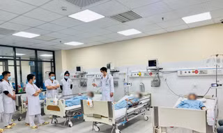 Các bệnh nhân ngộ độc trứng cá sấu hỏa tiễn đang điều trị tại Bệnh viện Đa khoa Hòa Bình