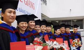 Siết chặt đầu ra đối với thạc sĩ, tiến sĩ