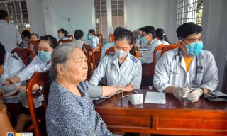 Sinh viên trường ĐH Nguyễn Tất Thành khám, cấp phát thuốc miễn phí cho người nghèo