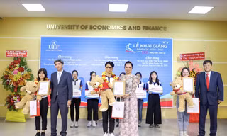 3 thủ khoa trường ĐH Kinh tế Tài chính TP. HCM nhận học bổng 100%