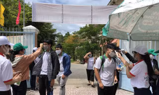 Thí sinh đeo khẩu trang, được đo thân nhiệt khi làm thủ tục thi tốt nghiệp THPT