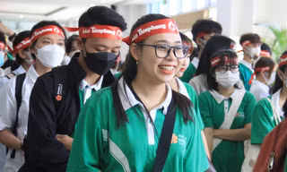 Bạn có hẹn với Chủ nhật Đỏ: Hiến máu tiện "kiếm gấu" tại ĐH Bách khoa, gặp gỡ nghệ sĩ Xuân Bắc
