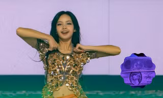 Cận cảnh tờ đôla Lisa "thả bay" ở chặng cuối world tour BLACKPINK: Tỉ mỉ từng chi tiết