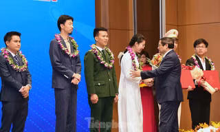 Thủ tướng gặp mặt và đối thoại với thanh niên, biểu dương 19 Gương mặt trẻ 
