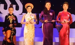 Nữ sinh thướt tha cùng áo dài