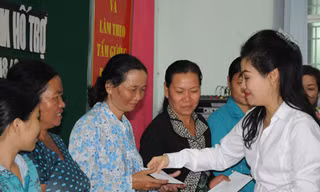 Hỗ trợ dân bị lốc xoáy đánh sập nhà