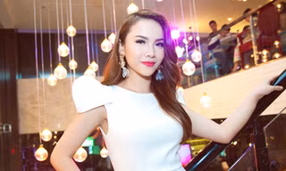 Yến Trang gợi cảm với váy bó sát trắng muốt