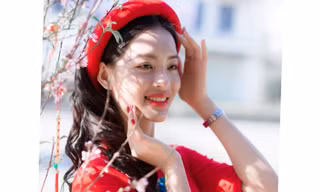 Nữ sinh điện ảnh xinh đẹp bên tà áo dài cách tân ngày Tết
