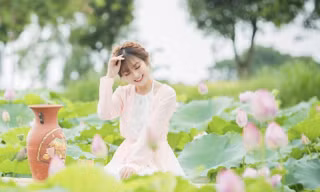 Nữ sinh Tài chính xinh đẹp trong tà áo tứ thân bên hoa sen dưới nắng Hè