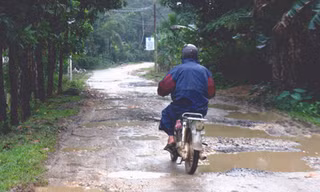 Nghèo thêm vì có 2km đường nhựa