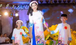 Nguyệt 'thảo mai' cùng hai con diễn thời trang cho Hoa hậu Ngọc Hân
