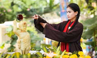 Trương Thị May mặc áo nâu sòng cùng mẹ đi chùa mừng lễ Phật đản