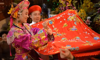Hoa Trần trong MV 'Chiều phủ Tây Hồ' phiên bản hầu đồng.