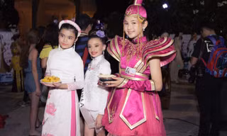 Diện áo dài truyền thống màu trắng thêu hoạ tiết hoa sen hồng ánh kim, đại diện của Việt Nam là Nguyễn Ngọc Trang Anh đã gây ấn tượng tại buổi họp báo giới thiệu dàn thí sinh của cuộc thi ‘Prince & Princess International 2018’.