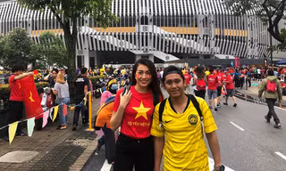 Lệ Hằng và một cổ động viên Malaysia bên ngoài sân Bukit Jalil.