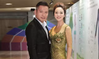 Jennifer Phạm mặc xuyên thấu, tình tứ cùng ông xã doanh nhân ở event