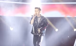 Anh chàng Hoàng Dương - cậu học trò hotboy của Hồ Hoài Anh - Lưu Hương Giang tại The Voice Kids 2013 gây náo loạn tập 2 vòng Giấu mặt của The Voice 2018 với siêu hit 'Ghen'.
