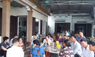 Người dân đến chia sẻ với gia đình ông Nhã, bà Kiều. Ảnh: Phạm Hòa.