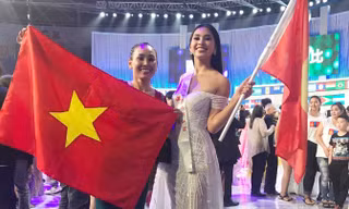 Hoa hậu Tiểu Vy và mẹ giơ cao cờ tổ quốc sau đêm chung kết Miss World