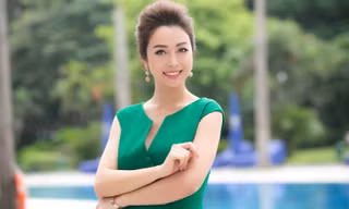 Jennifer Phạm rạng ngời sánh đôi ông xã điển trai phong độ