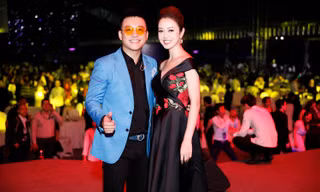 Jennifer Phạm vai trần, khoe nhan sắc 'gái ba con' bên Tuấn Hưng