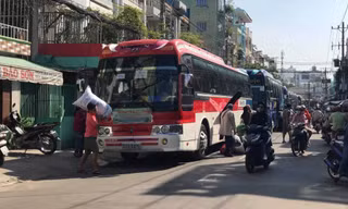 Người dân vác đồ lên xe về quê ăn Tết.
