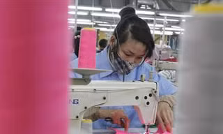 Một công nhân trong xưởng may ở Tân Lập, Hà Nội