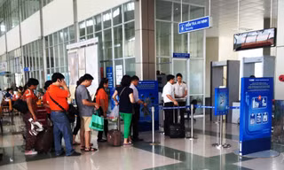 Khu vực kiểm tra an ninh, thông tin nhân thân người đi tàu bay. tác giả: Bảo An 