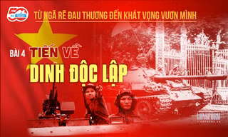  Xe tăng 390 tại Dinh Độc Lập ngày 30/4/1975, lái xe Nguyễn Văn Tập ngồi phía trước nhô đầu khỏi xe, pháo thủ Ngô Sỹ Nguyên nhô người trên tháp pháo xe tăng Ảnh: FRANCOISE DEMULDER 