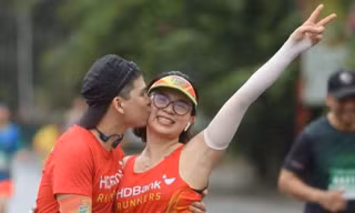 Nụ hôn trên đường chạy Tiền Phong Marathon 2025 của cặp đôi HDBank Runners