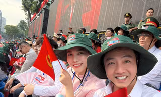 Nghệ sĩ xuống đường mừng đại lễ 30/4